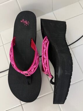 New DIJE California Fuchsia 3 Inch Thong Size 9